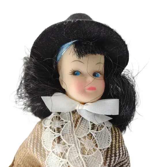 Vintage Gwyneth Doll 8" Doll, Dressed in Wales in Traditional Welsh Costumes - Picture 3 of 5